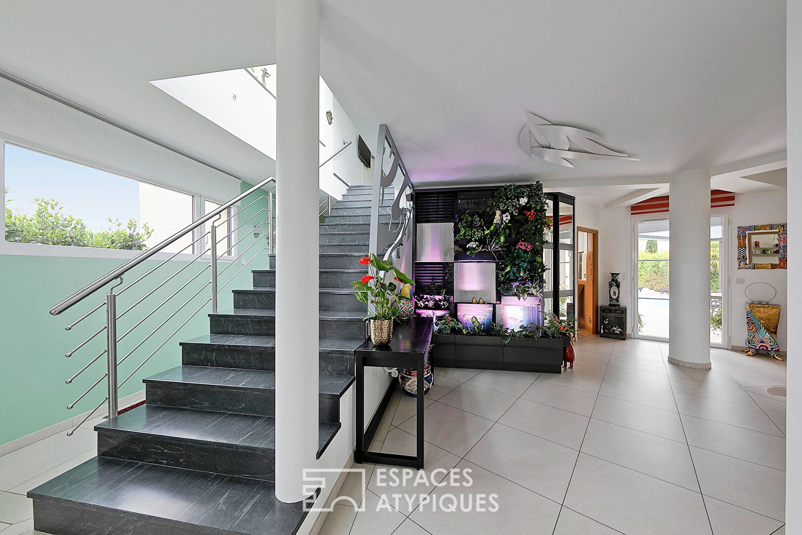 Maison contemporaine avec jardin et piscine