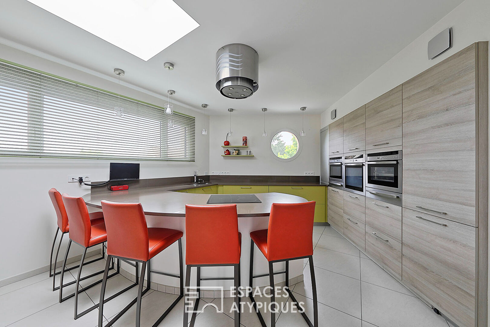Maison contemporaine avec jardin et piscine