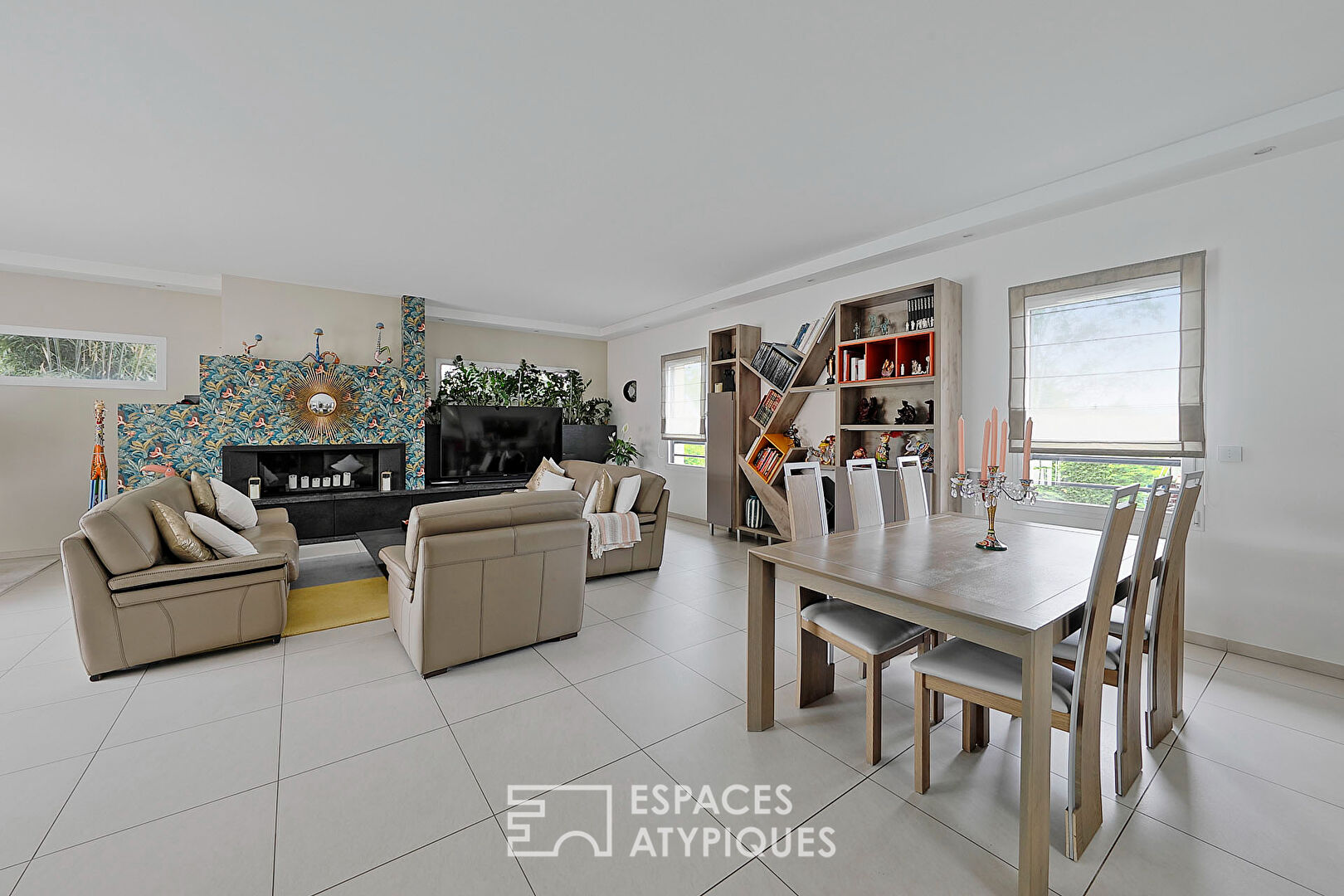 Maison contemporaine avec jardin et piscine