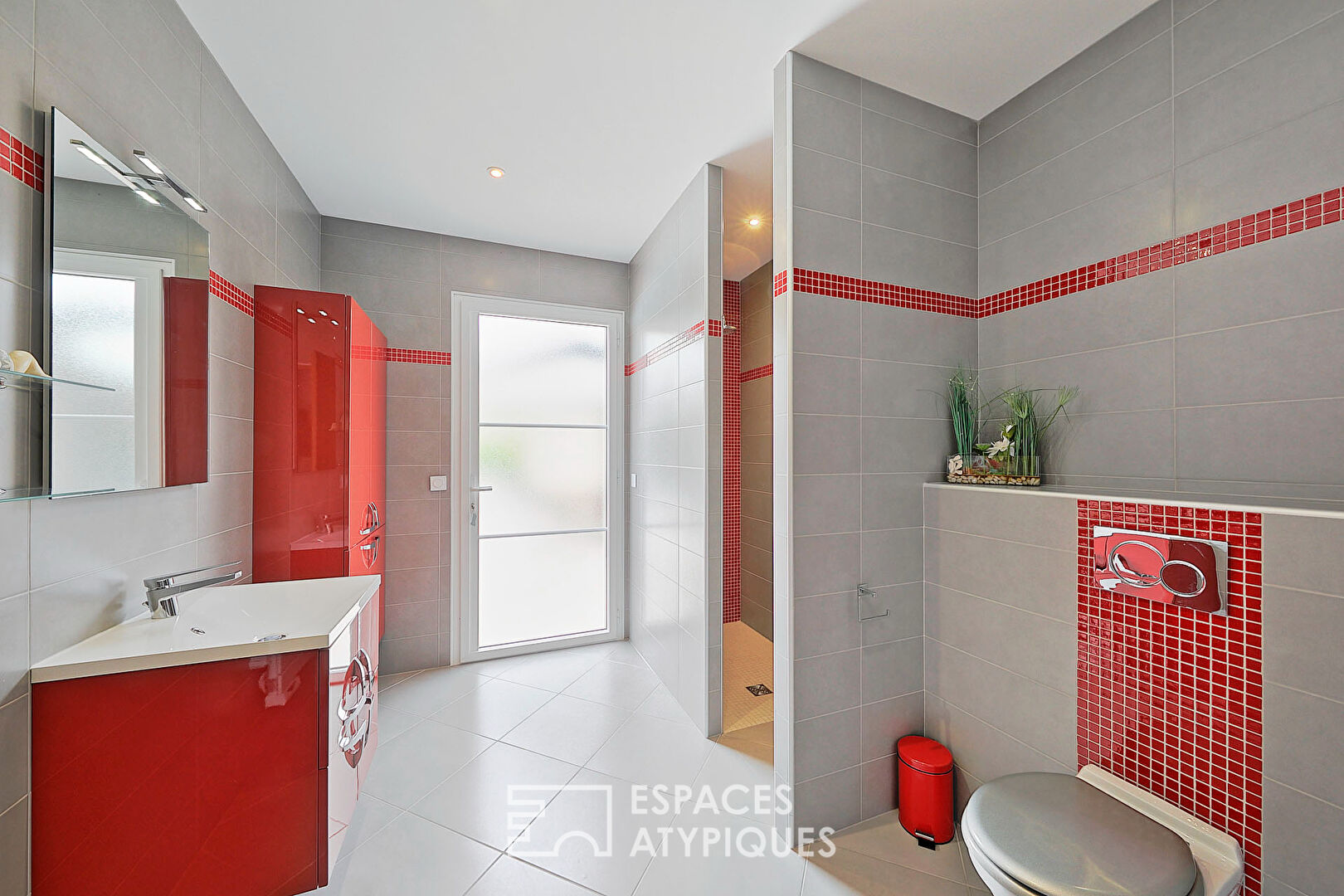 Maison contemporaine avec jardin et piscine