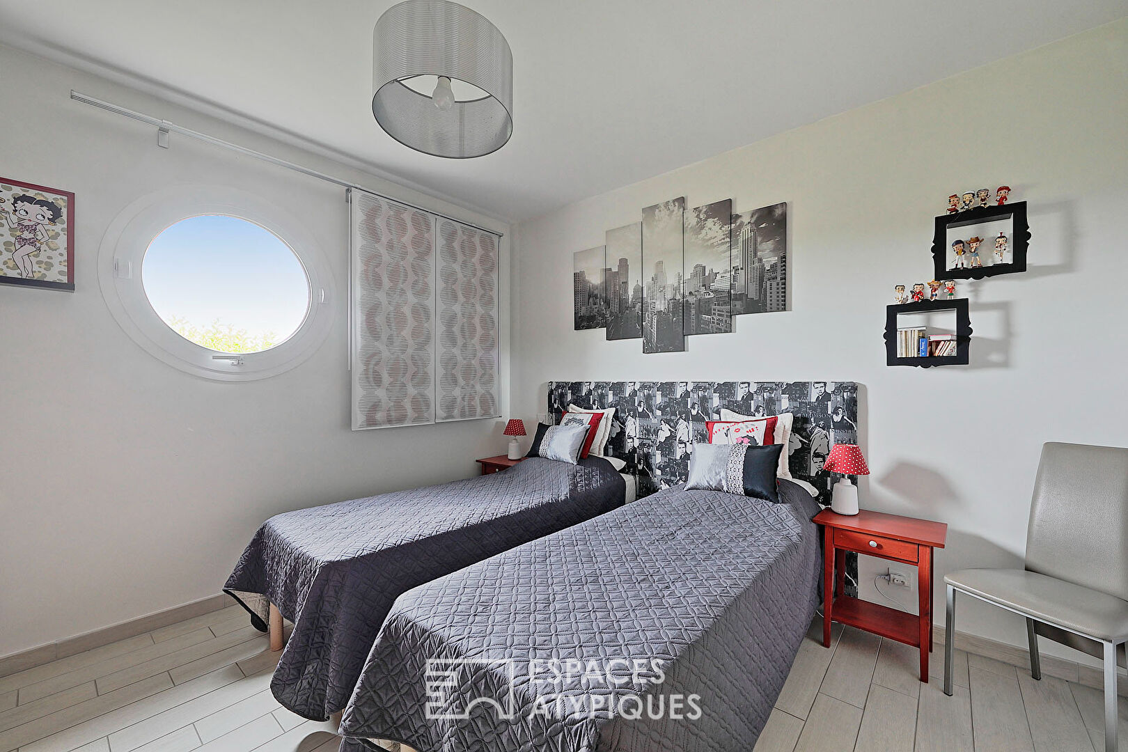 Maison contemporaine avec jardin et piscine
