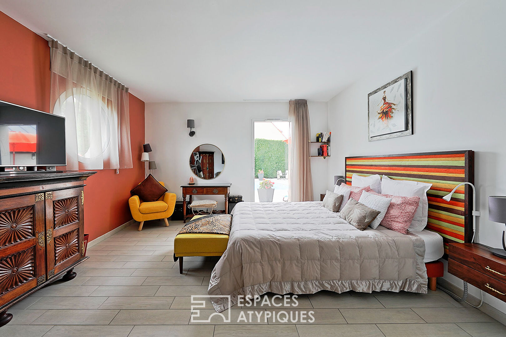 Maison contemporaine avec jardin et piscine