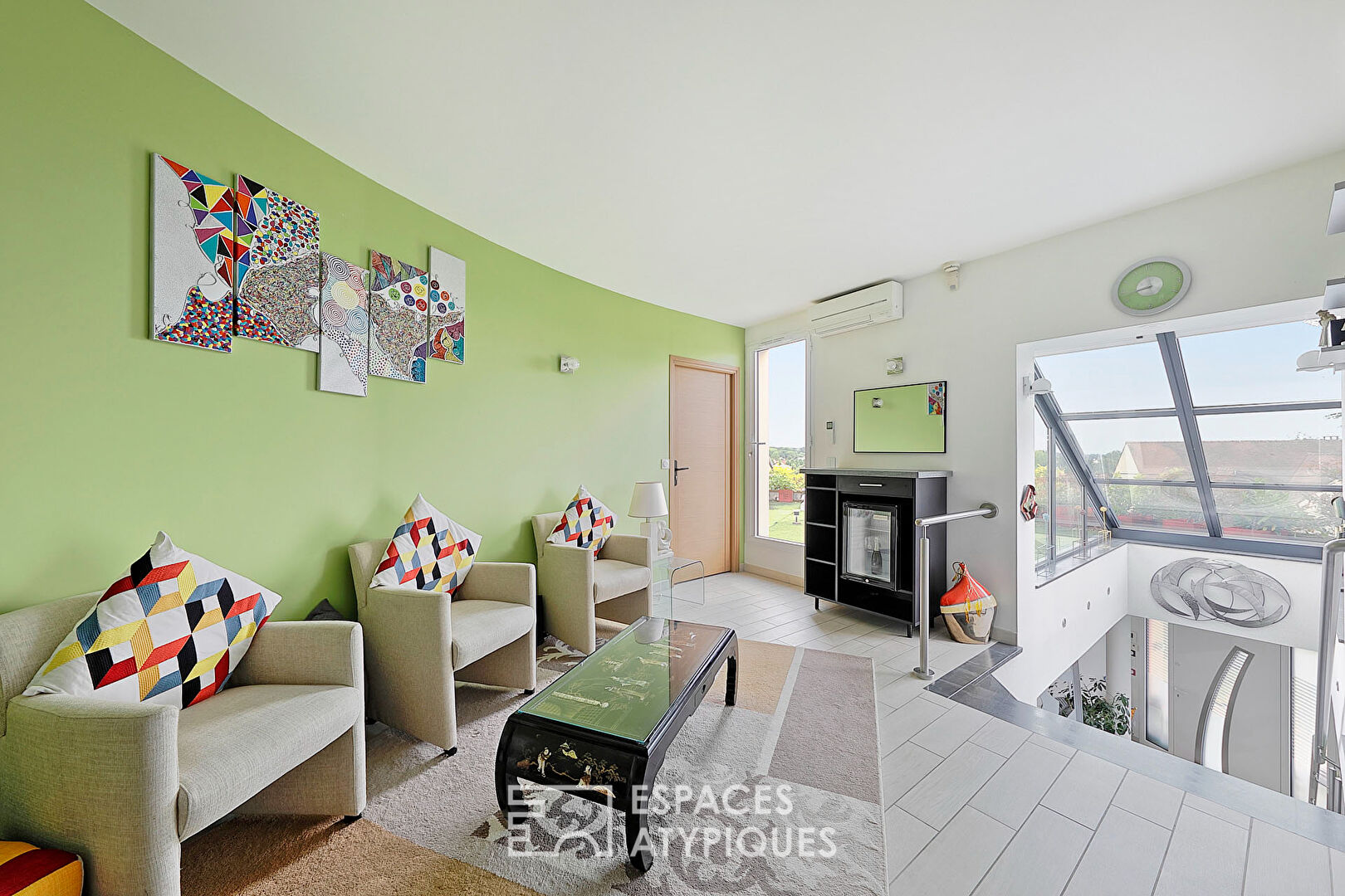 Maison contemporaine avec jardin et piscine