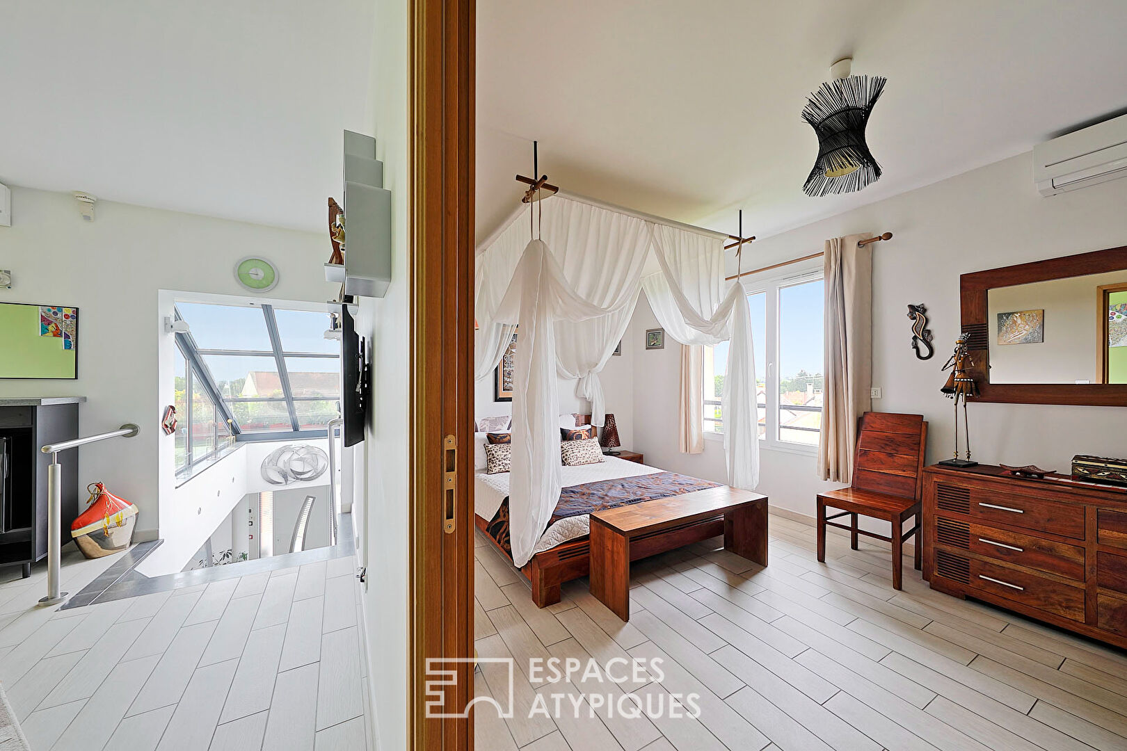 Maison contemporaine avec jardin et piscine
