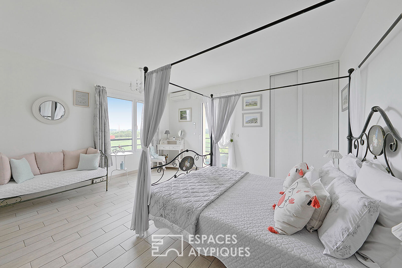 Maison contemporaine avec jardin et piscine