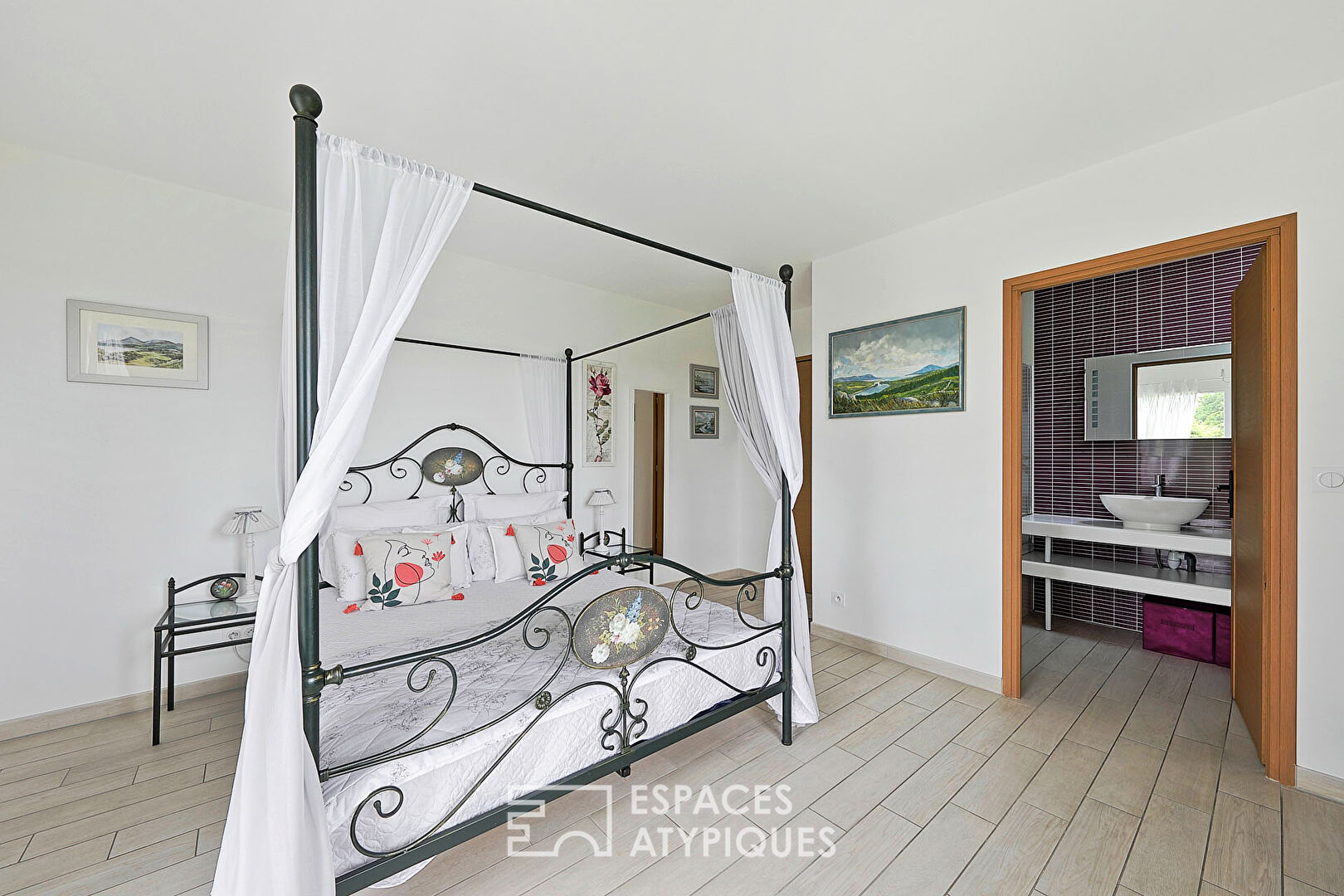 Maison contemporaine avec jardin et piscine