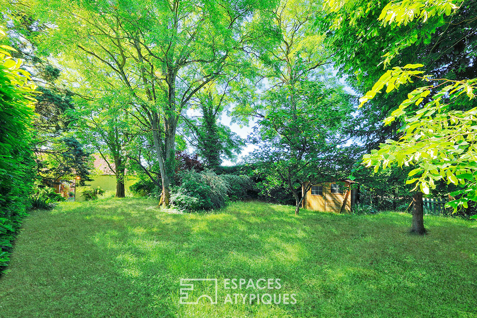 Propriété du XIXe avec maison d’amis, dépendances et jardin paysager