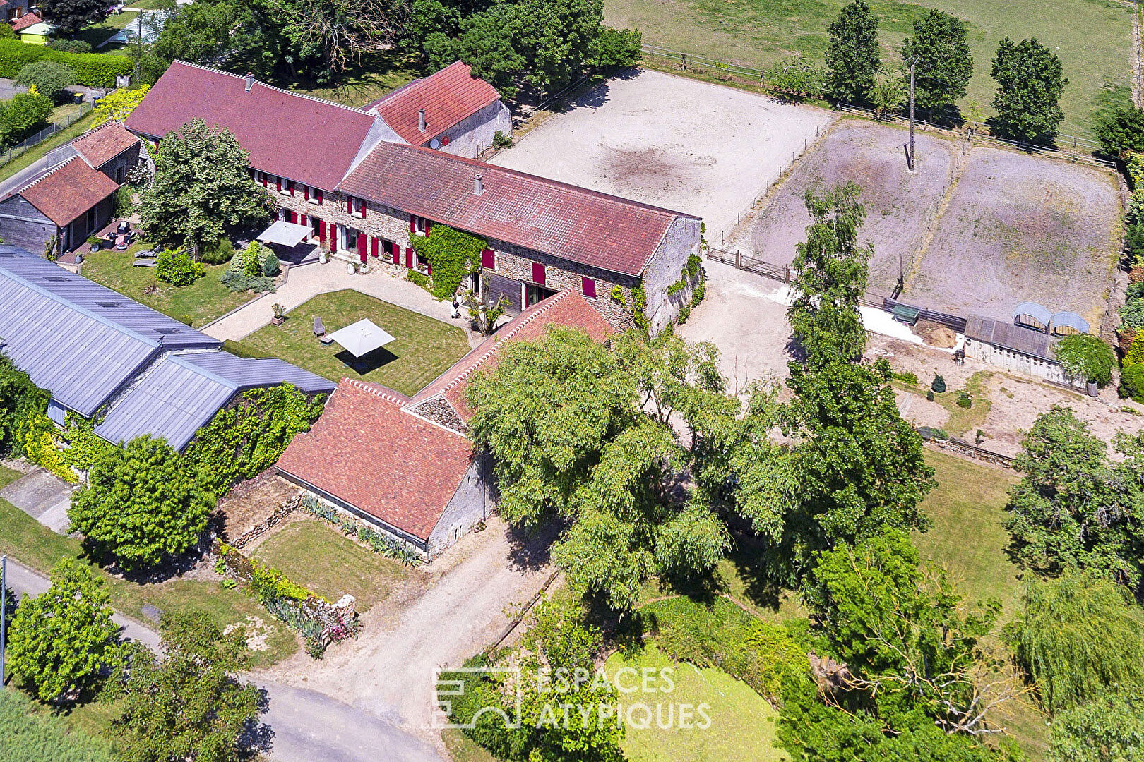 Domaine de charme avec gîtes, spa et écuries sur  plus d’un hectare