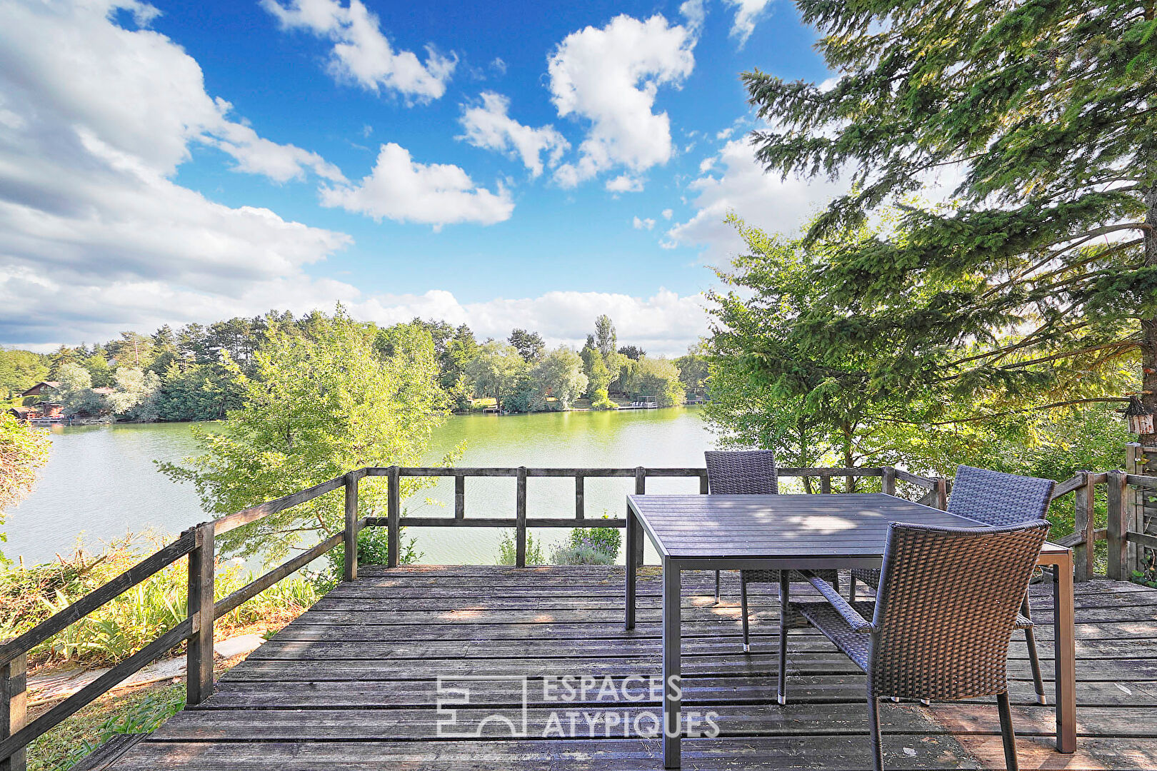 Chalet en bois avec terrasse et vue lac