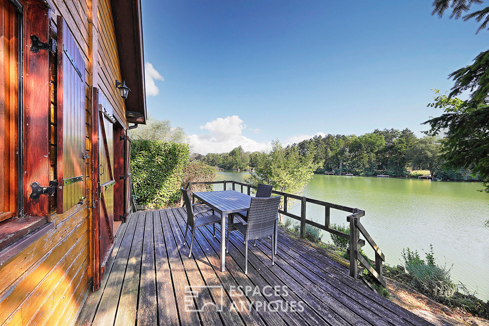 Chalet en bois avec terrasse et vue lac