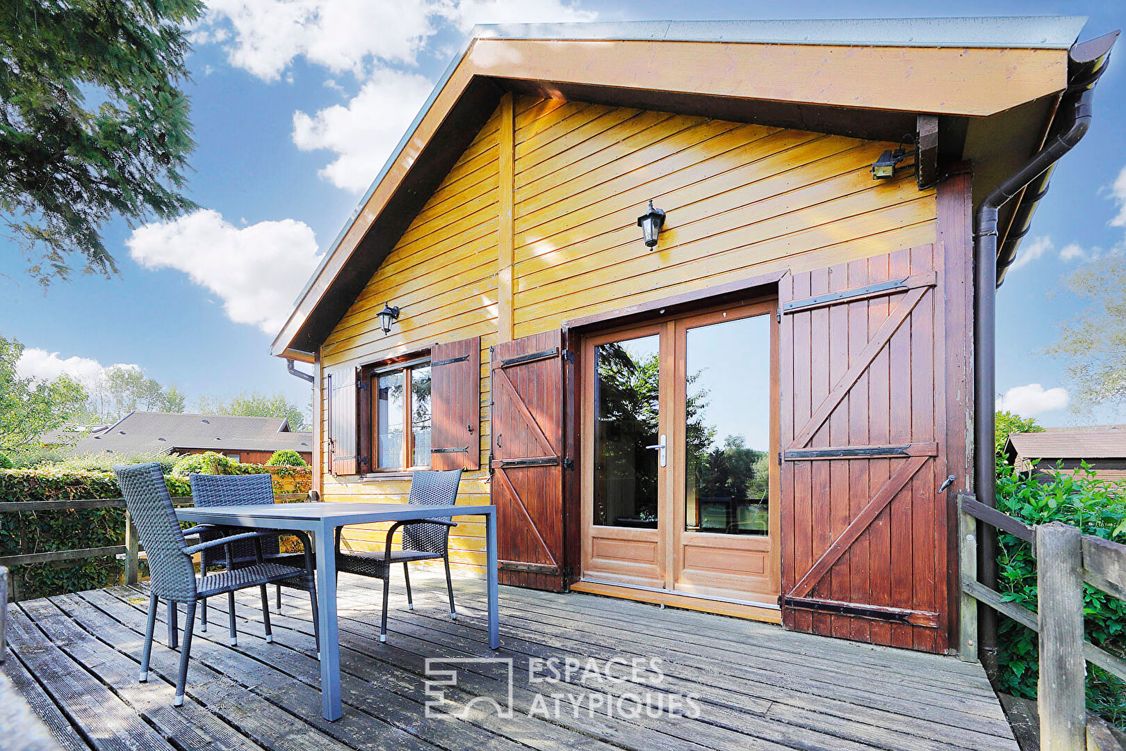 Chalet en bois avec terrasse et vue lac
