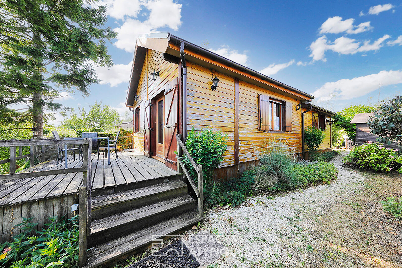 Chalet en bois avec terrasse et vue lac