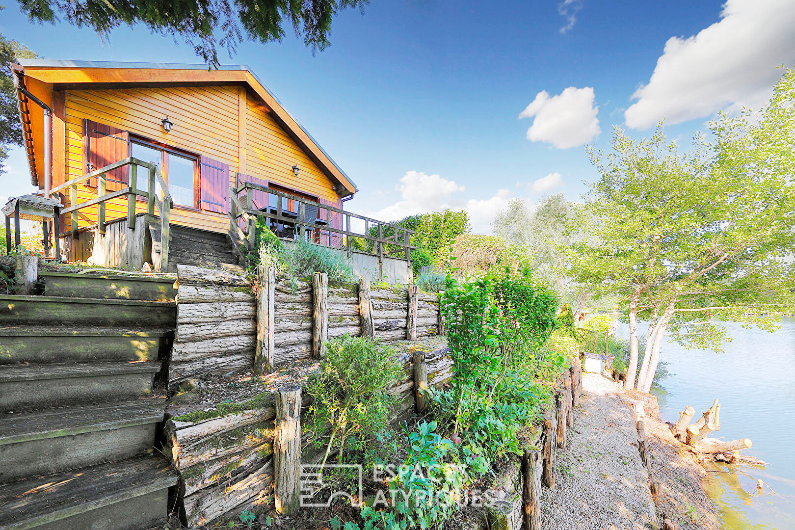 Chalet en bois avec terrasse et vue lac