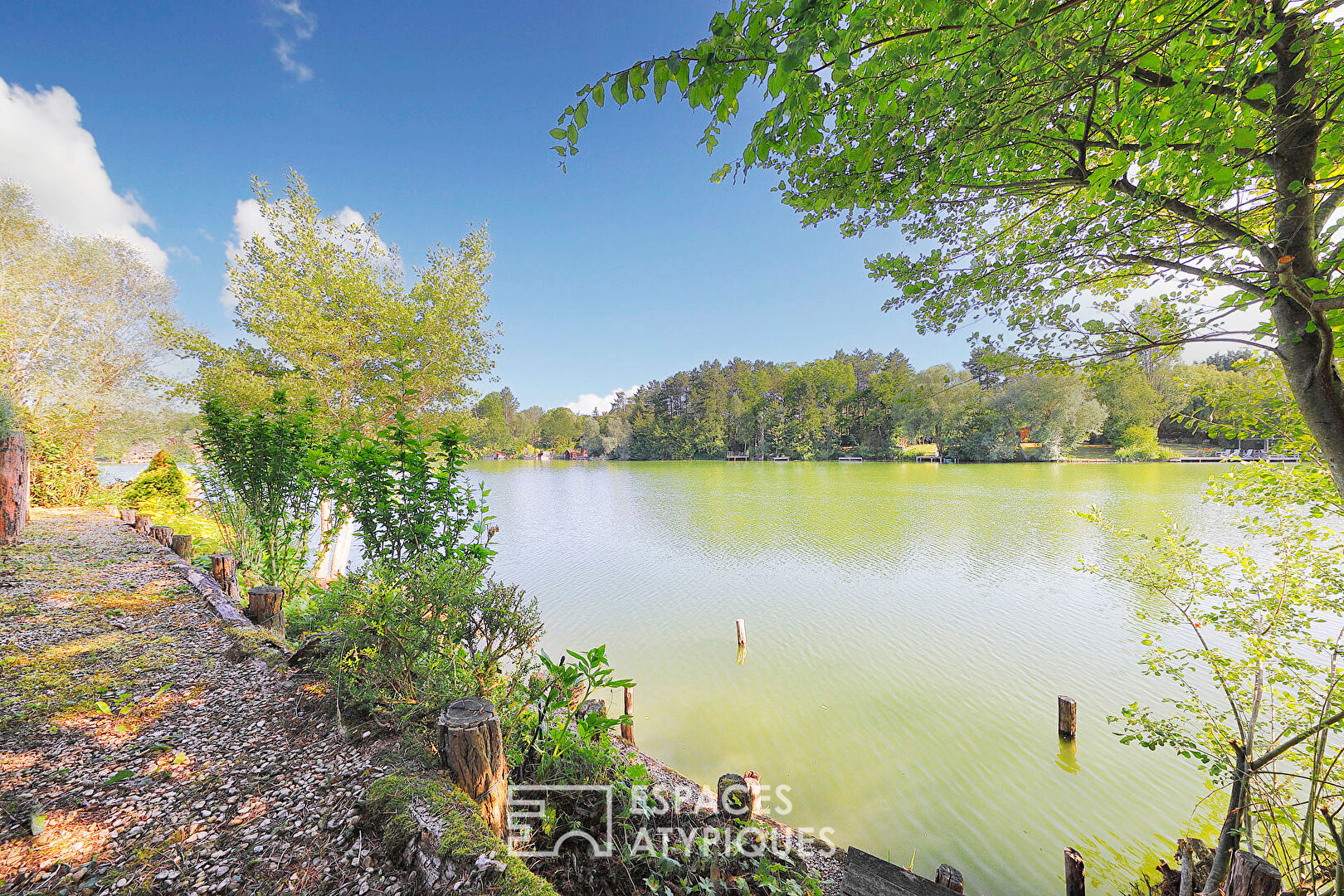 Chalet en bois avec terrasse et vue lac