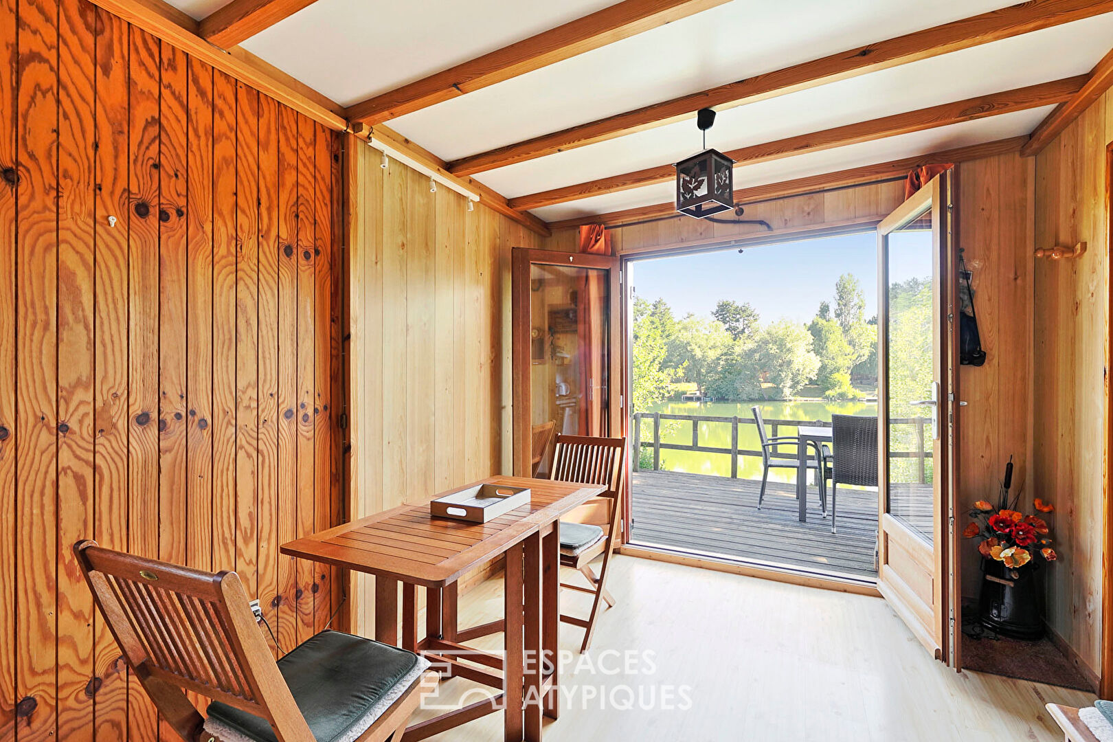 Chalet en bois avec terrasse et vue lac