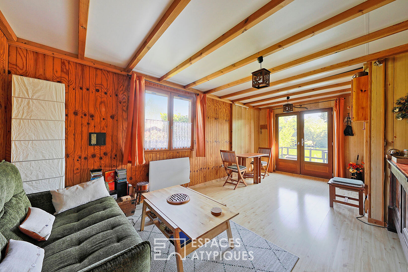 Chalet en bois avec terrasse et vue lac