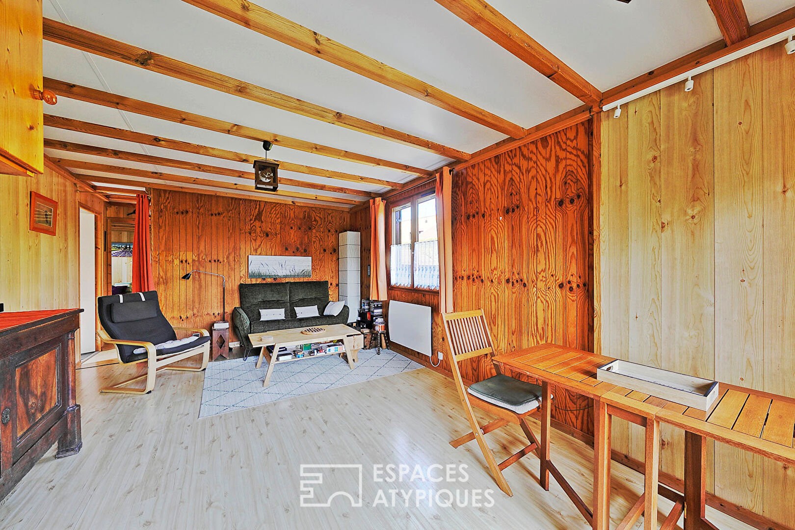 Chalet en bois avec terrasse et vue lac