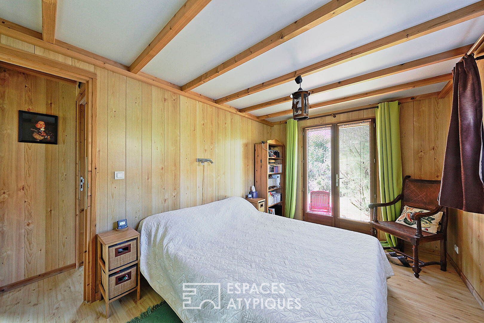 Chalet en bois avec terrasse et vue lac
