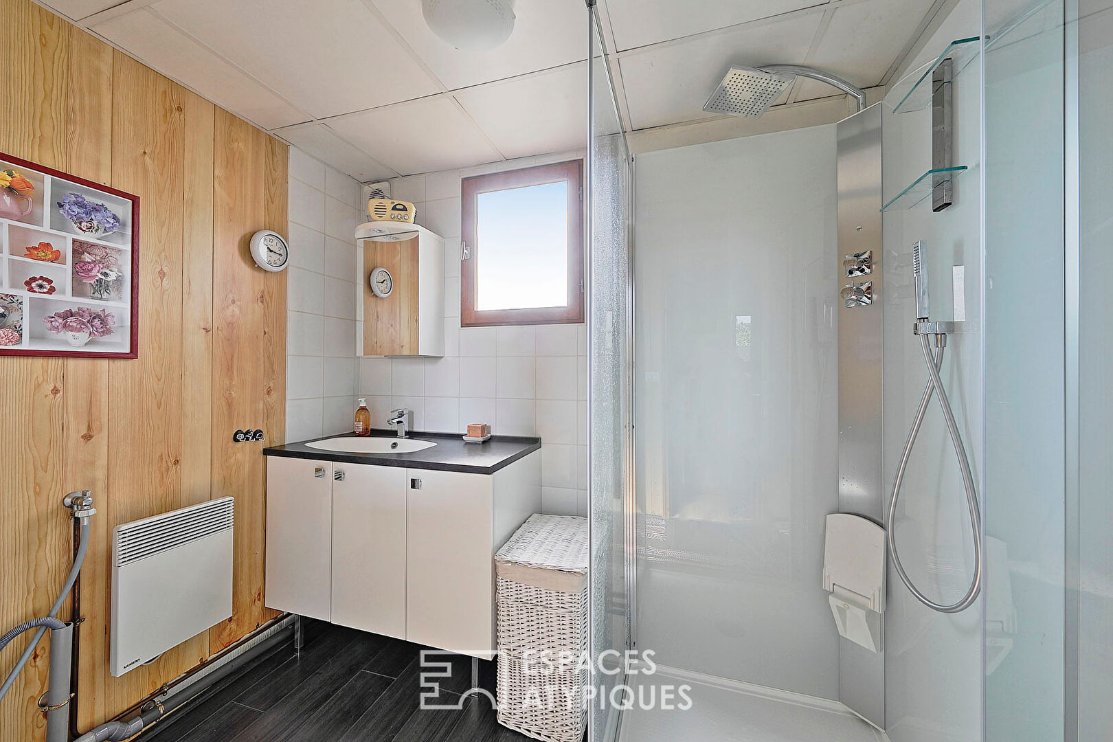 Chalet en bois avec terrasse et vue lac