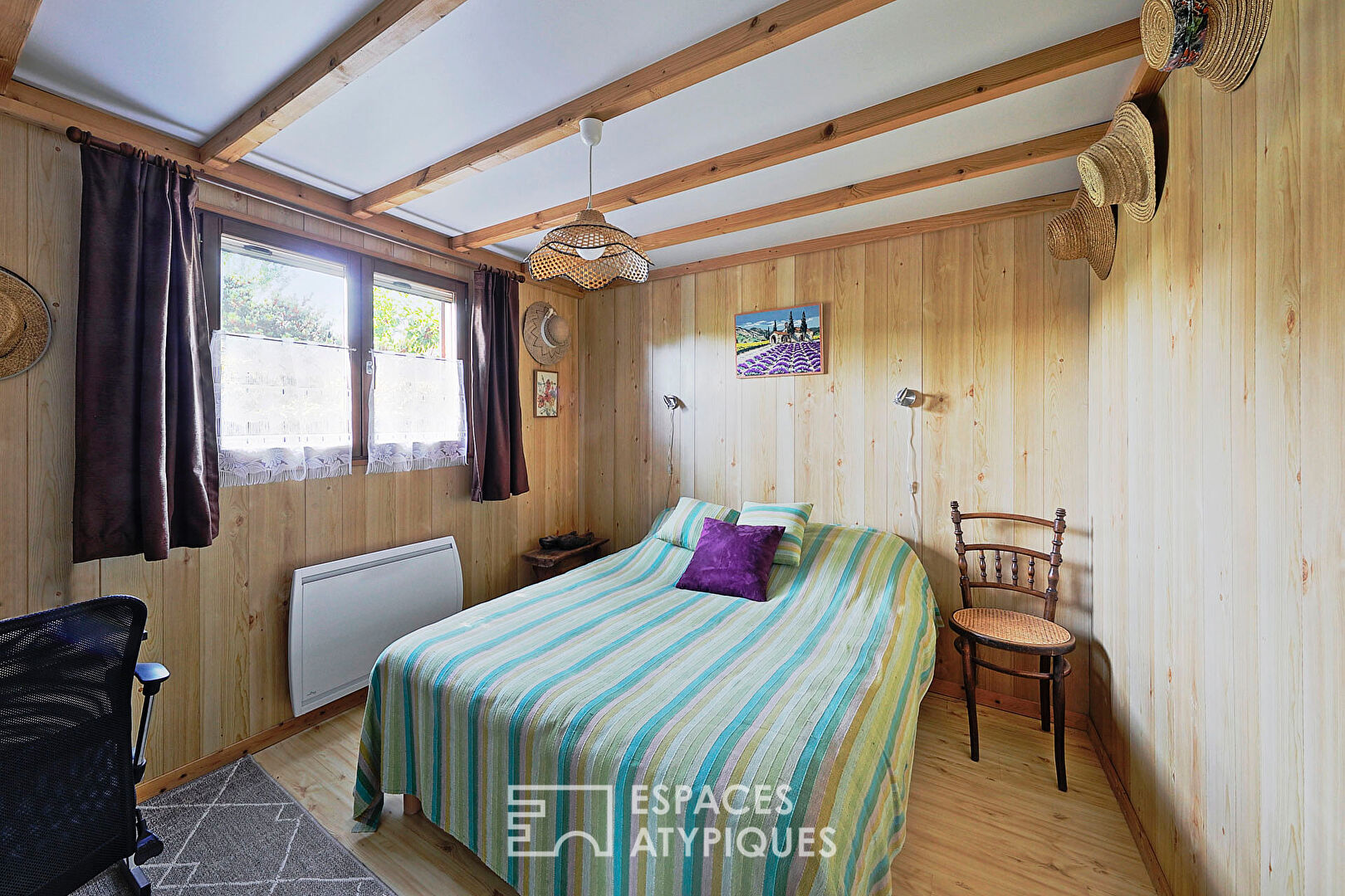 Chalet en bois avec terrasse et vue lac
