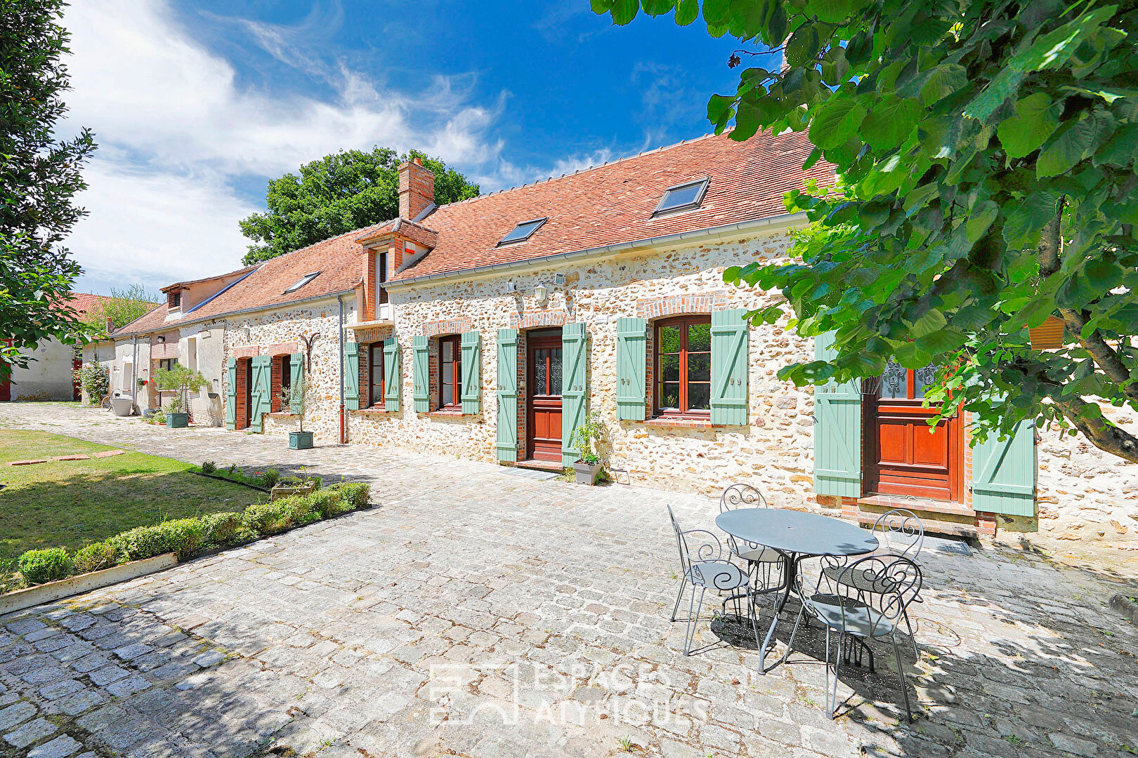 Maison briarde avec dépendance et parc boisé