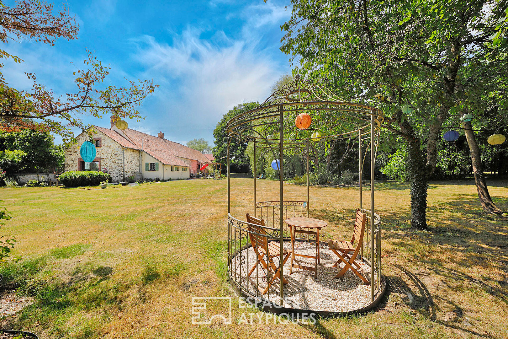 Maison briarde avec dépendance et parc boisé