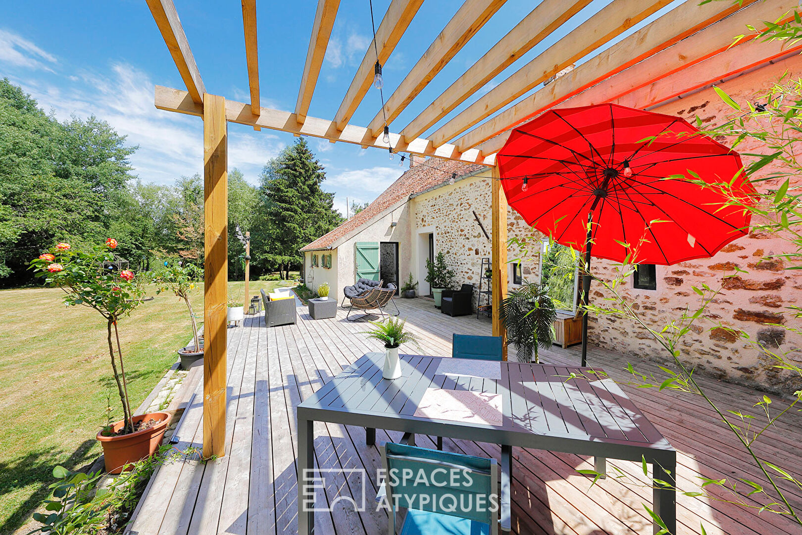 Maison briarde avec dépendance et parc boisé