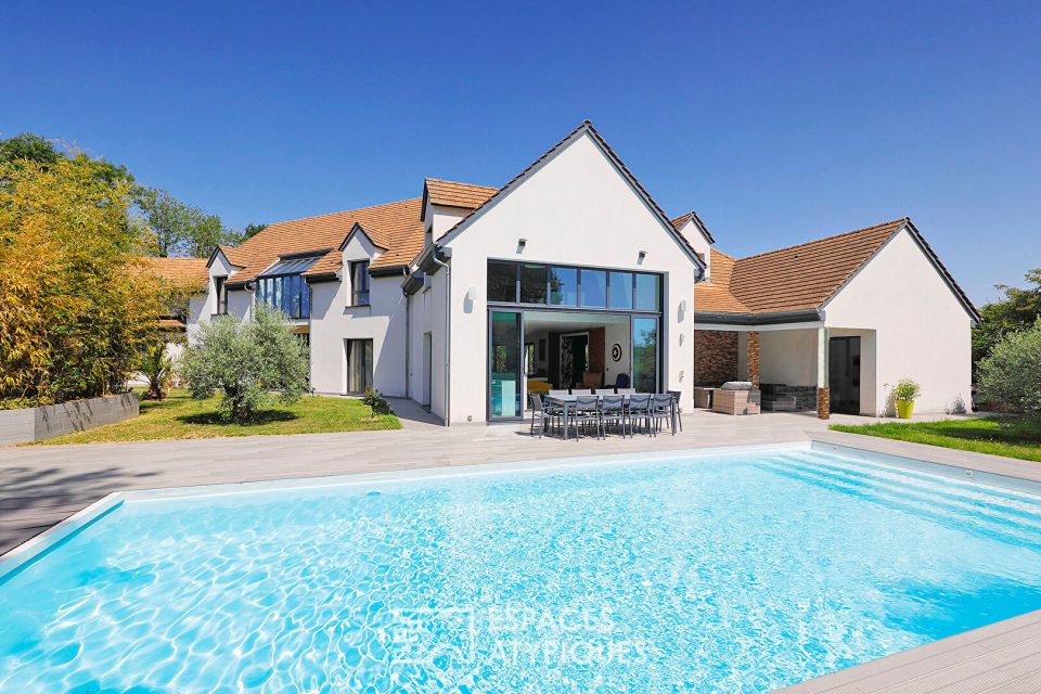 Maison d'architecte avec piscine et jardin paysager