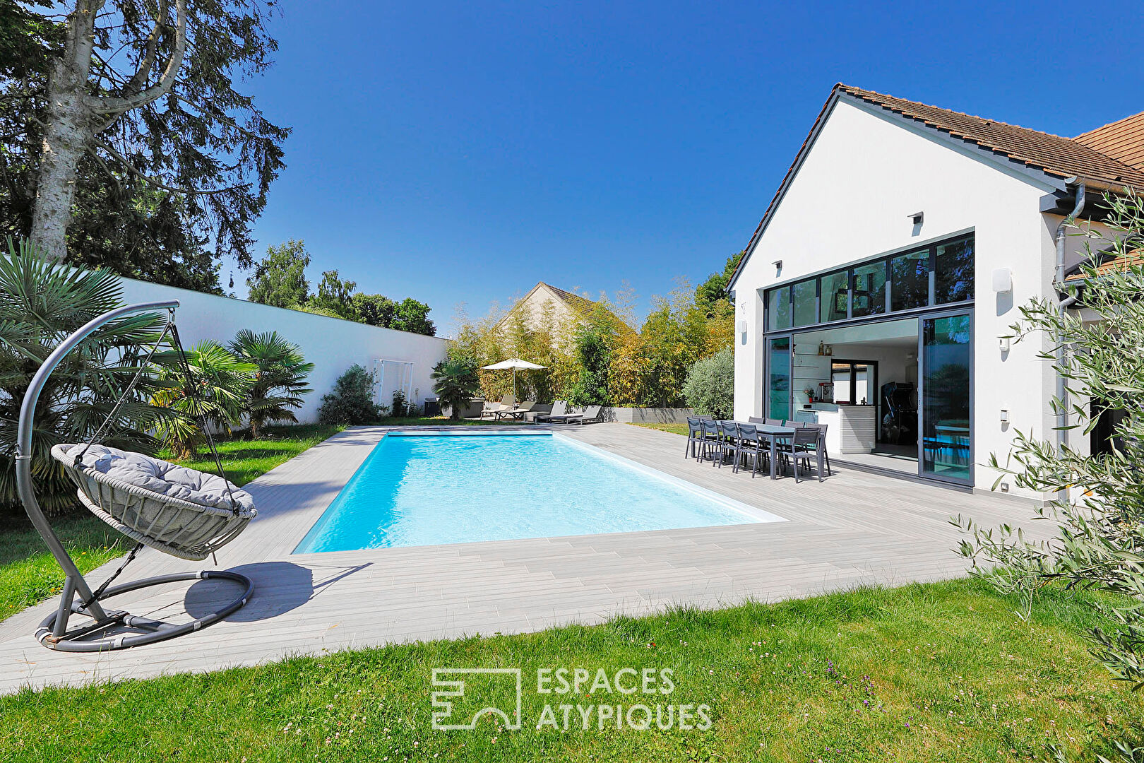 Maison d’architecte avec piscine et jardin paysager