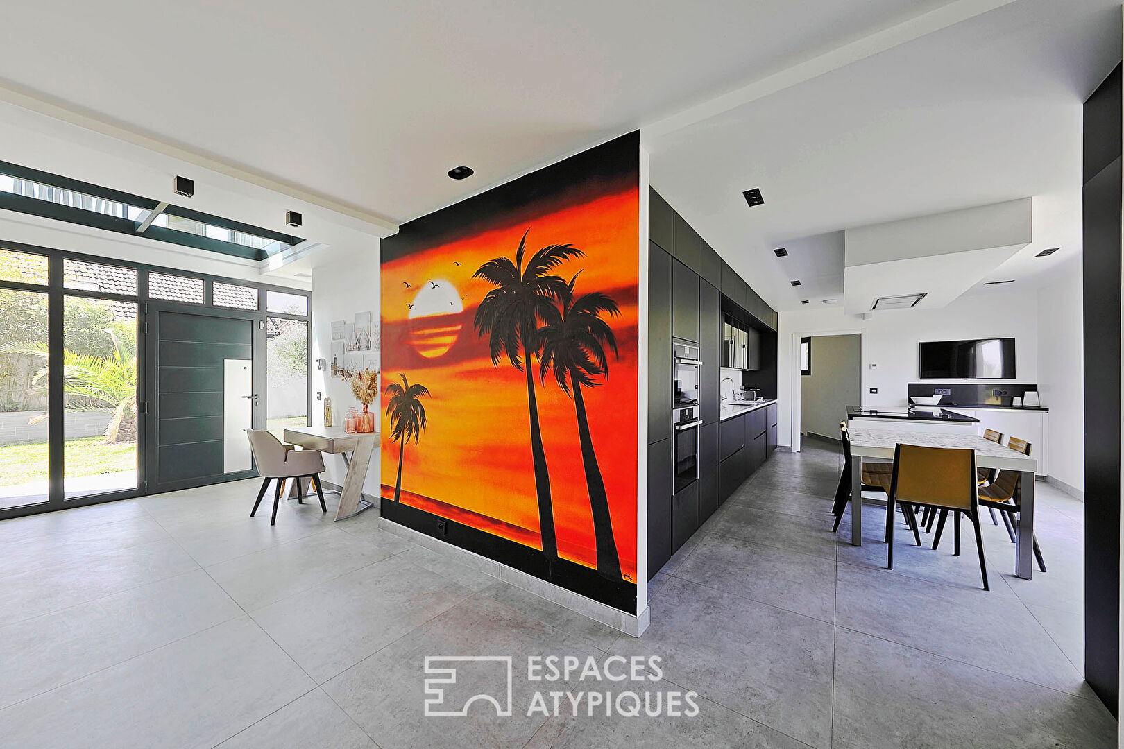 Maison d’architecte avec piscine et jardin paysager