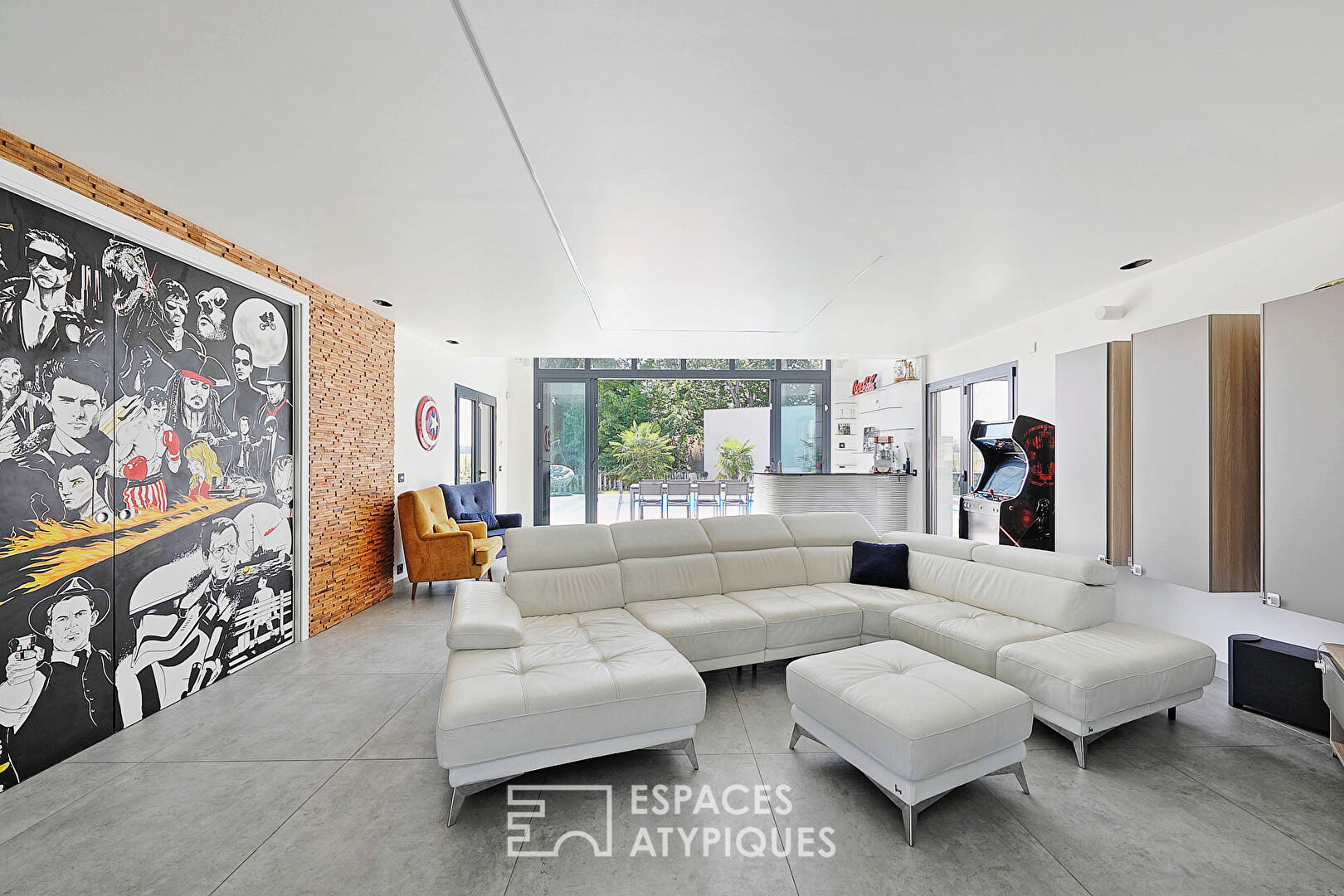 Maison d’architecte avec piscine et jardin paysager