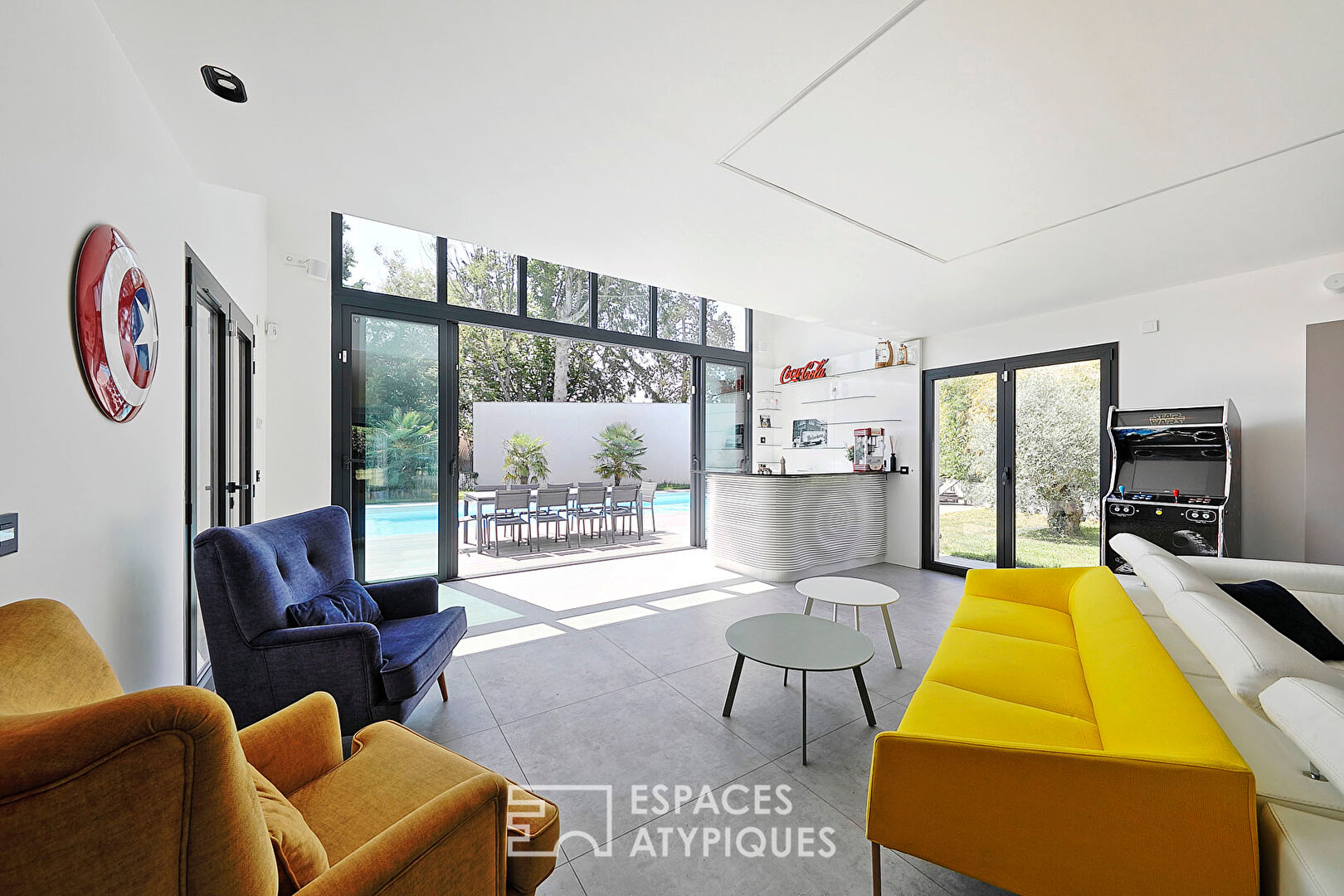 Maison d’architecte avec piscine et jardin paysager