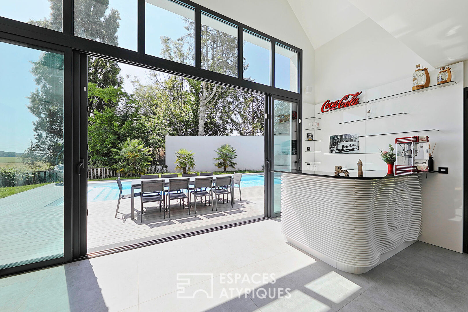 Maison d’architecte avec piscine et jardin paysager