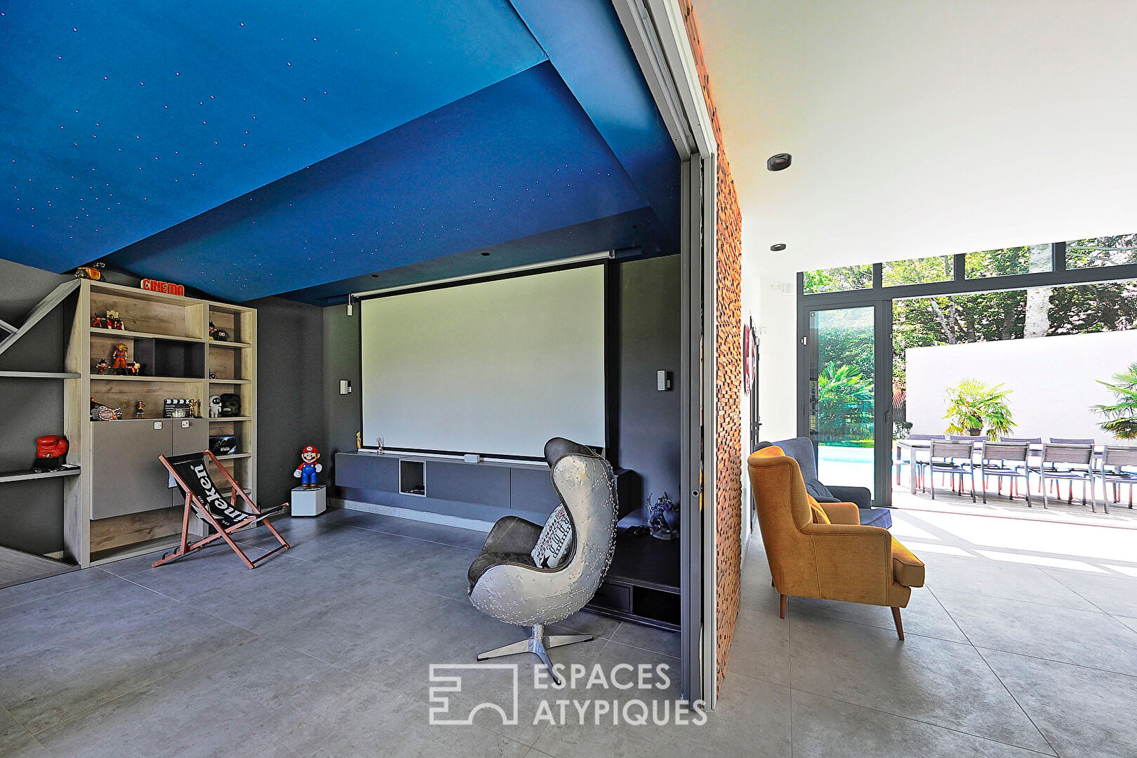 Maison d’architecte avec piscine et jardin paysager