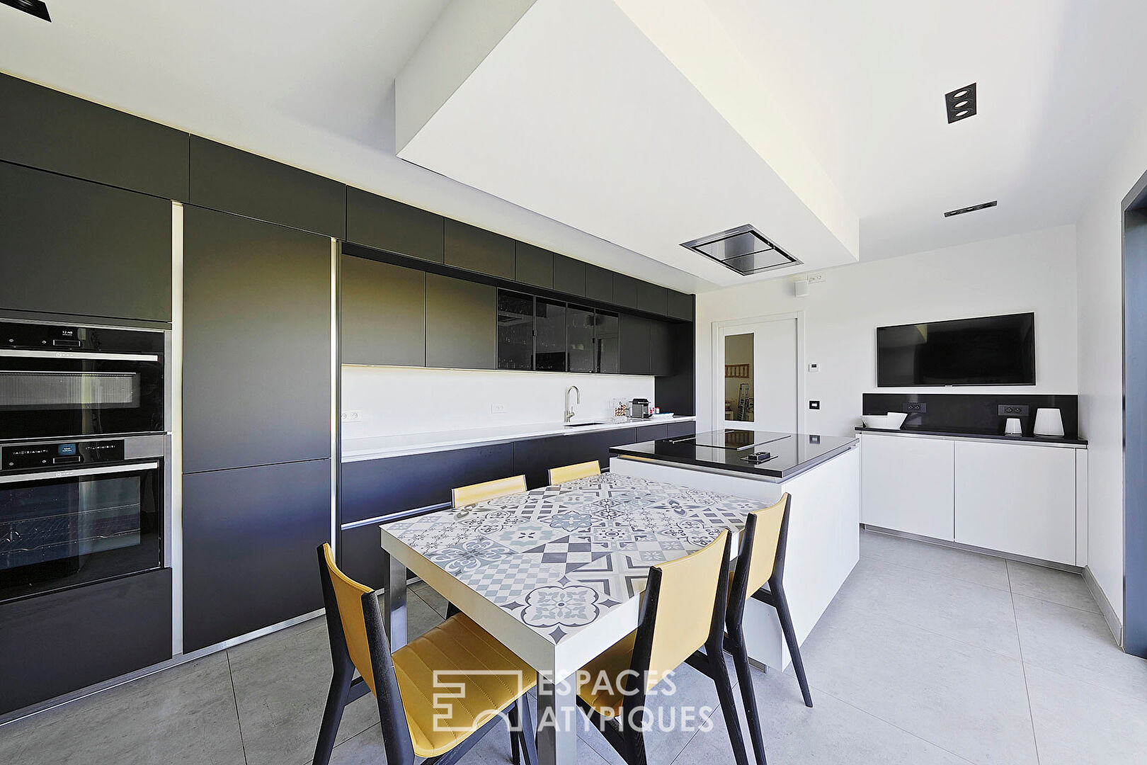 Maison d’architecte avec piscine et jardin paysager