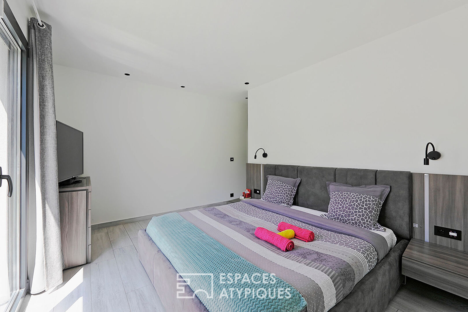 Maison d’architecte avec piscine et jardin paysager