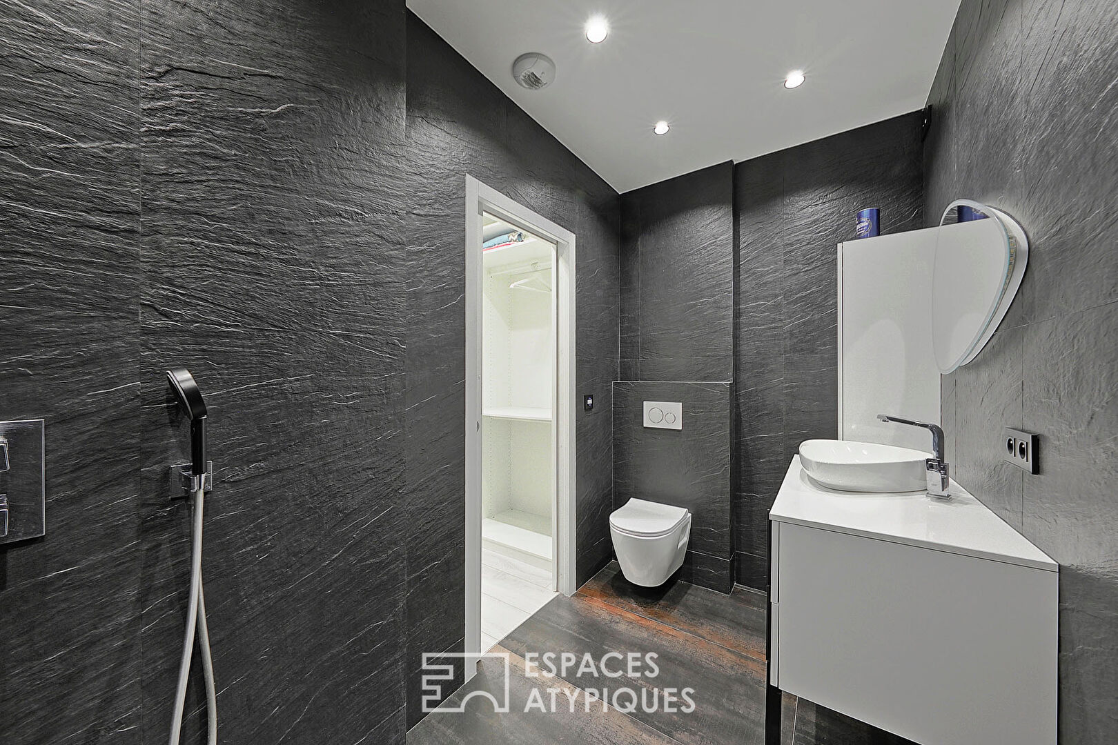 Maison d’architecte avec piscine et jardin paysager