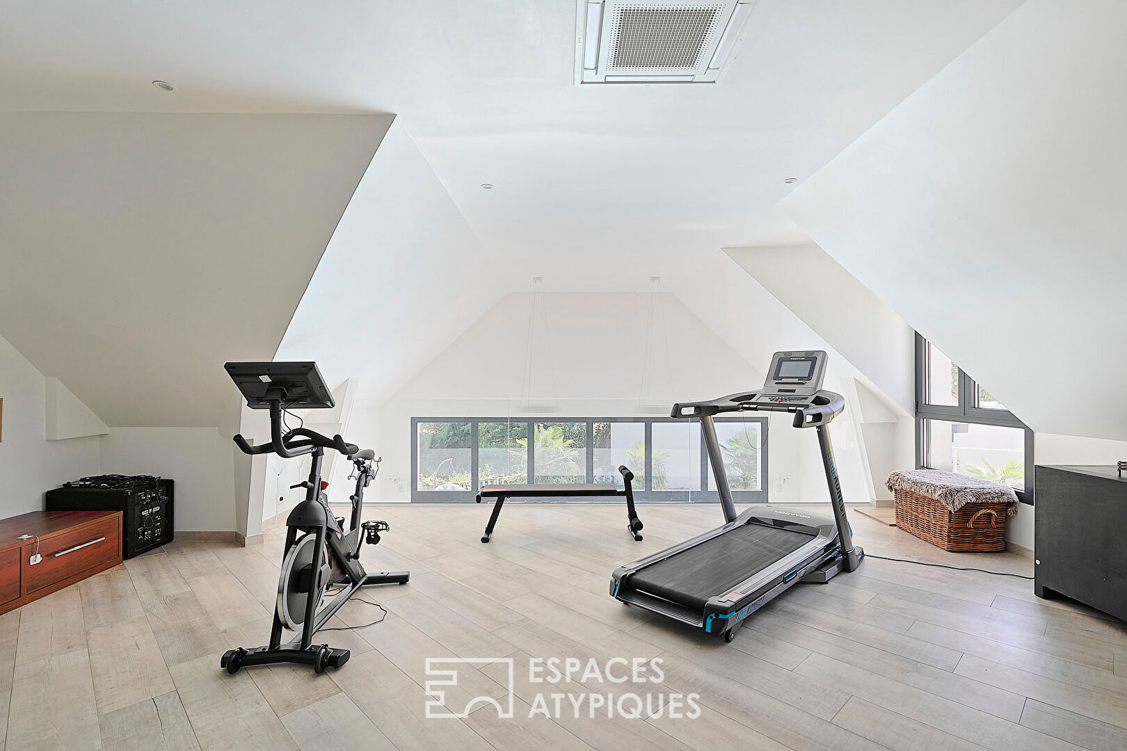 Maison d’architecte avec piscine et jardin paysager