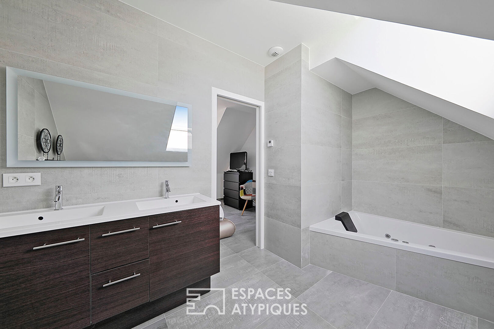 Maison d’architecte avec piscine et jardin paysager