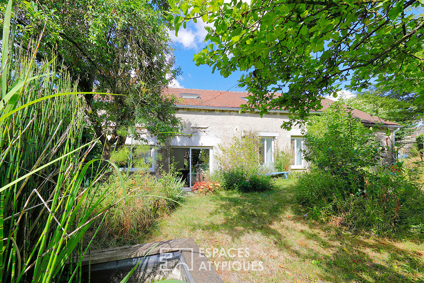 Country house with its bucolic garden