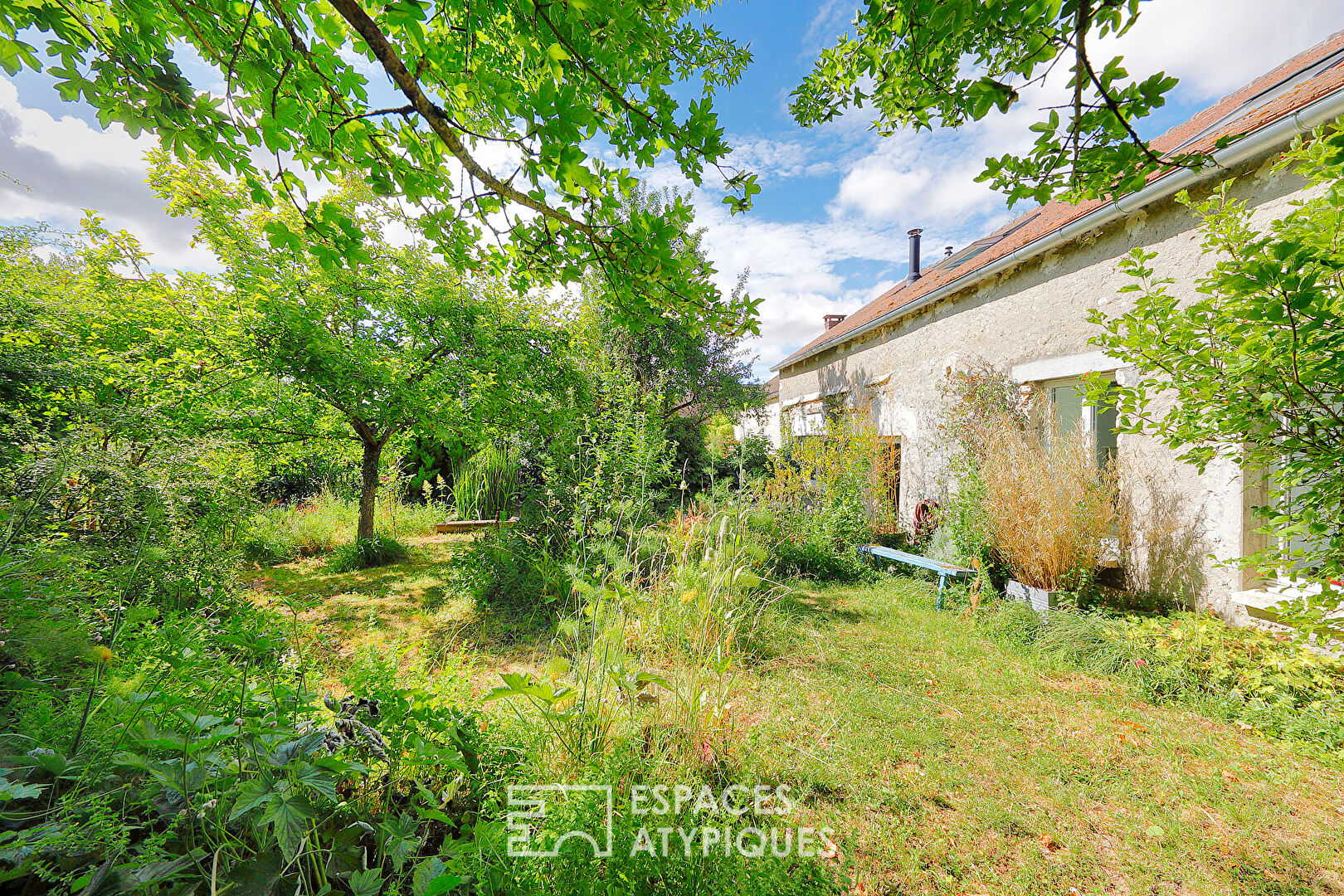 Maison de campagne rénovée avec son jardin bucolique