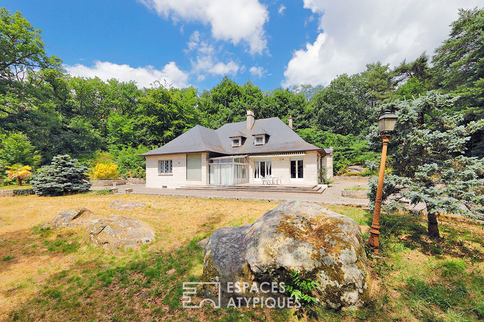 Un domaine rare de 5 hectares en lisière de forêt