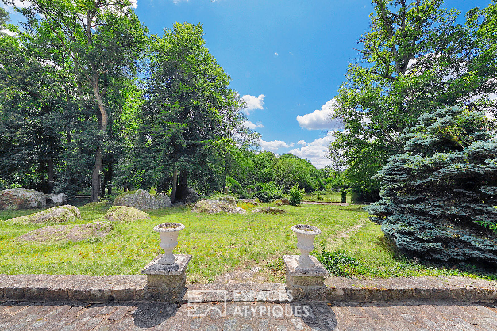 A rare 5-hectare estate on the edge of the forest