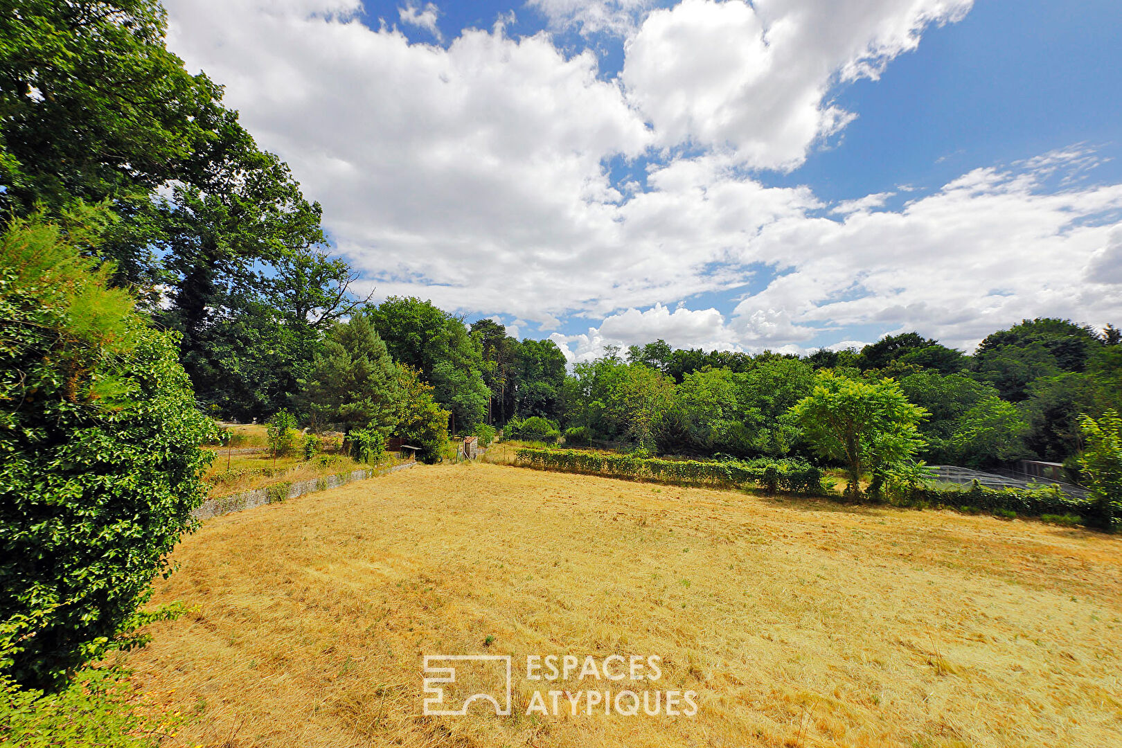 Un domaine rare de 5 hectares en lisière de forêt