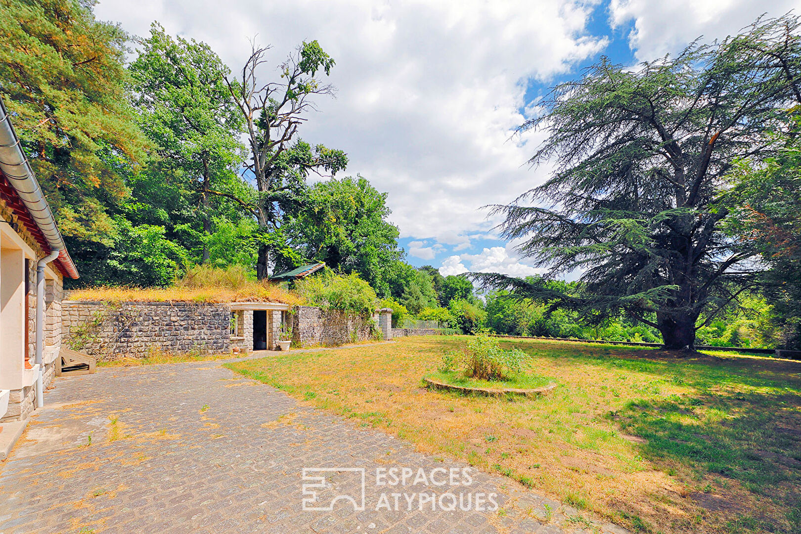Un domaine rare de 5 hectares en lisière de forêt
