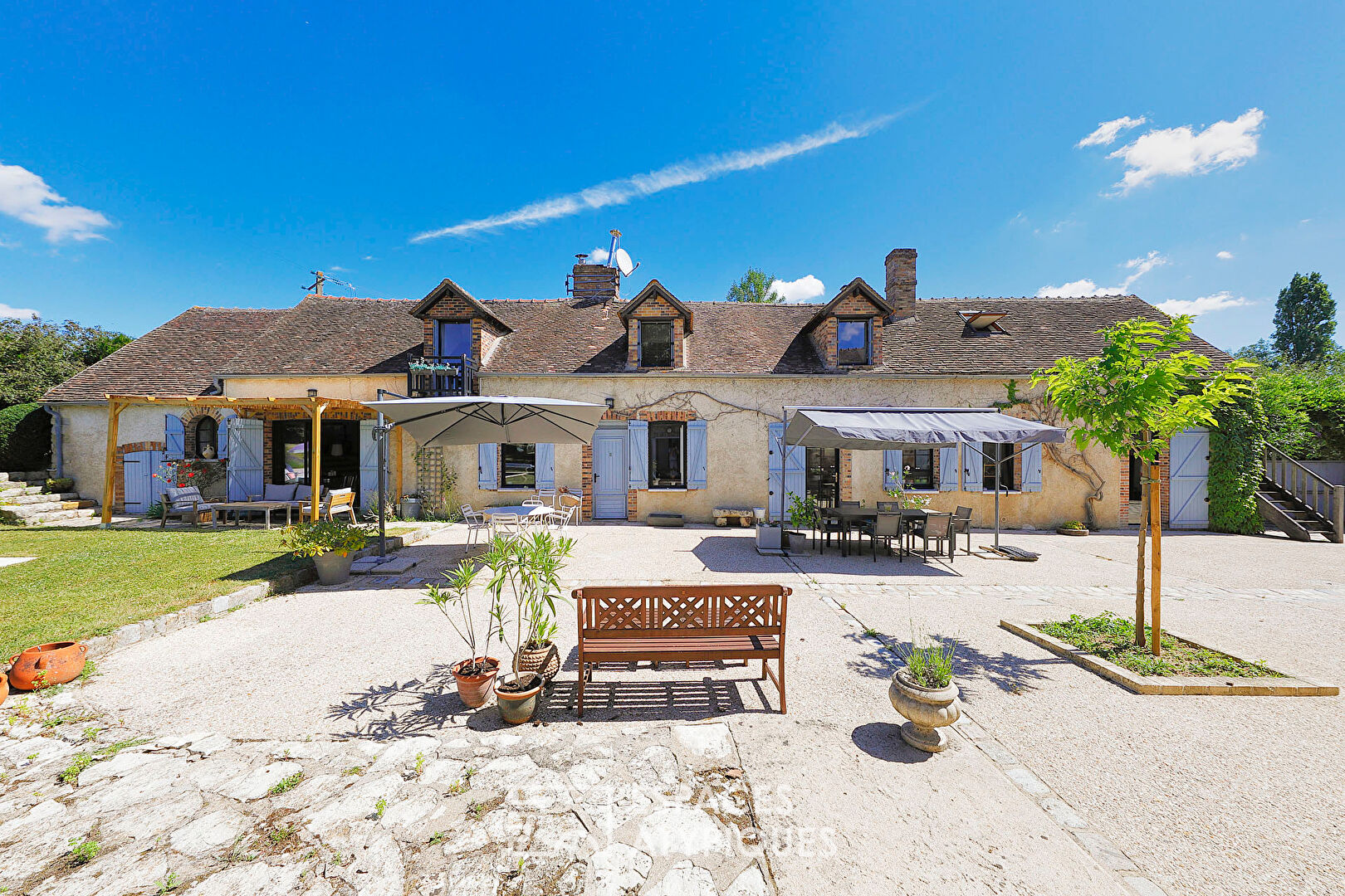 Renovated farmhouse with outbuilding and swimming pool