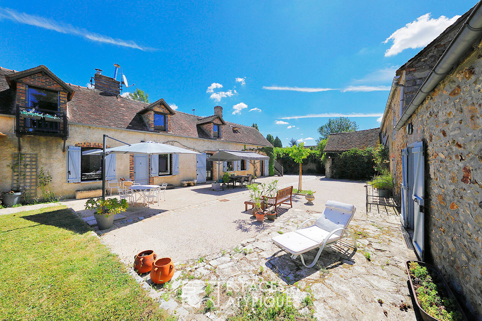 Renovated farmhouse with outbuilding and swimming pool