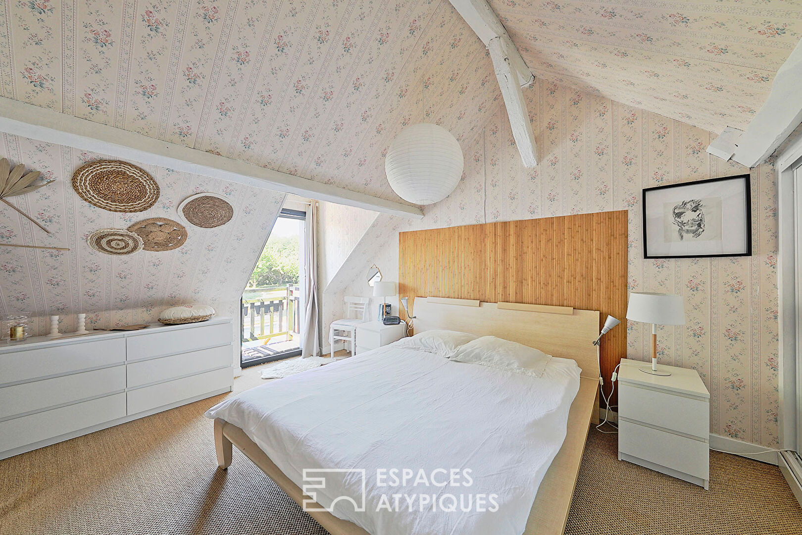 Renovated farmhouse with outbuilding and swimming pool