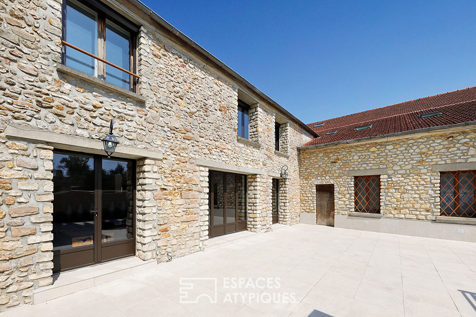 Maison en pierre rénovée avec jardin et cour