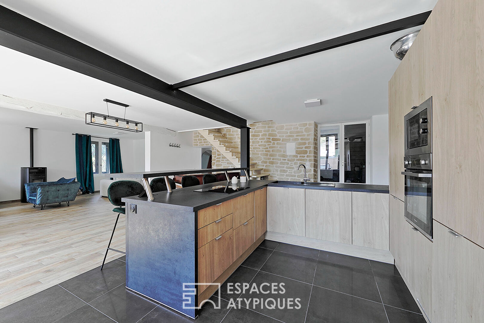 Maison en pierre rénovée avec jardin et cour